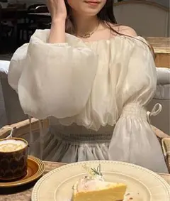 JUNOAH オフショルシアーボリュームブラウス