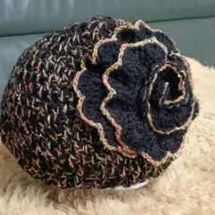 花モチーフ付きニット帽・ビーニー 黒地にネップ糸　ハンドメイド　新品