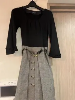 黒トップとチェック柄スカートのワンピース