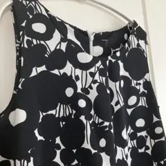 【美品】イタリア製ワンピース　ノースリーブ　チュニック　ひざ丈　白黒　花柄