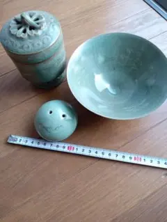 淡い緑色 鶴模様 古青傳統陶芸 箱付き - メルカリ
