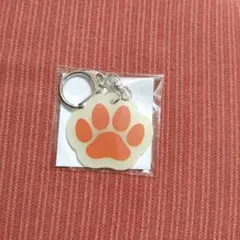 オレンジ肉球デザインキーホルダー 蓄光アクリルキーホルダーのサムネイル