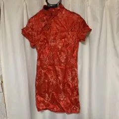 赤い刺繍入りチャイナドレス