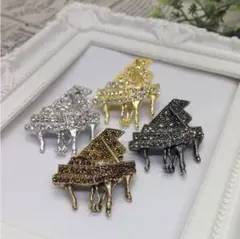 新品♪ スワロフスキー風 ピアノブローチ 発表会のワンポイントに♪ モチーフ