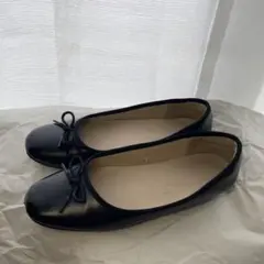 黒 リボン付きバレエシューズ
