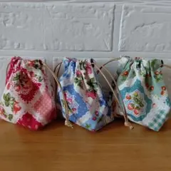 ミニミニ巾着ポーチ　ハンドメイド　イチゴ柄
