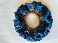 青と茶色のフリルシュシュ