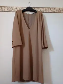 iCBベージュ Vネック ロングワンピース