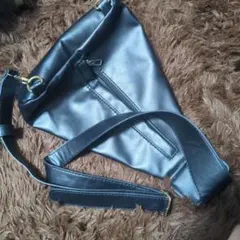 yoro ブラック三角形ショルダーバッグ