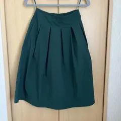 ユニクロ　ダークグリーン フレアスカート ひざ丈