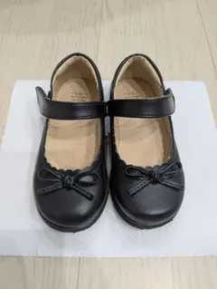 黒いリボン付きフォーマルシューズ