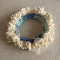 フリルデザインのシュシュ（ホワイト・ブルー）