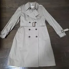 ベージュ ダブルブレスト トレンチコート