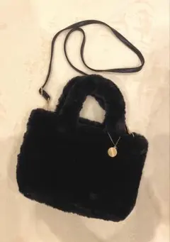 ファーハンドバッグ (ショルダーストラップ付き)