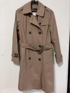 ベージュ ダブルブレスト トレンチコート