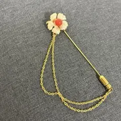 花の形状のエレガントなブローチ