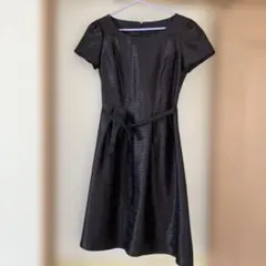 黒の半袖膝丈ワンピース