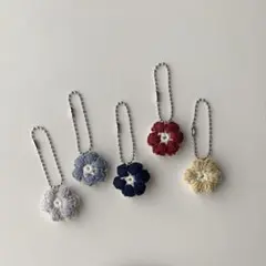 ぷっくり小花のリバーシブルキーホルダー ハンドメイド 【藍色】