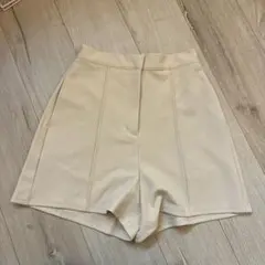 【earth】ベージュ タック入りハイウエストショートパンツ