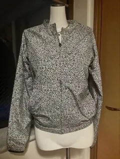 Nikeのレディース用ランニング／スポーツジャケット