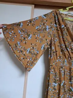 フラワープリント、五分袖(ベル袖)のラップスタイルワンピース。