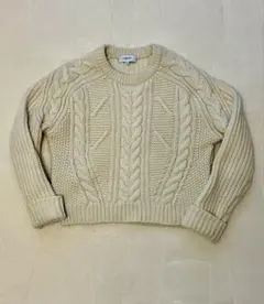 ケーブル編みニット