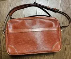 LOUIS VUITTON エピ ショルダーバッグ ブラウンのサムネイル