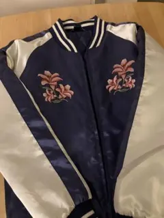 刺繍デザインのネイビー・ブルゾン