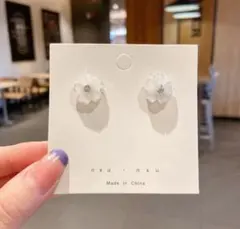 花 ホワイトピアス 韓国 小ぶり 大人気 結婚式 顔合わせ パーティー