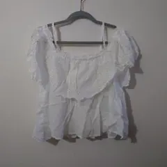 フリル付きオフショルダー白シャツ