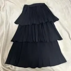 フリル付きブラックプリーツロングスカート