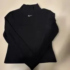 Nikeのハイネッククロップド　長袖Tシャツ