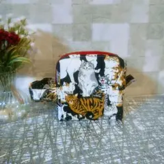 ねこ柄ボックスポーチ　コスメポーチ　小物入れ　メイクポーチ　猫　ネコ