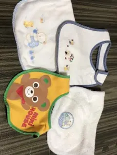 ファミリアのスタイ３枚＋ミキハウスのスタイ１枚、シミなし使用感り