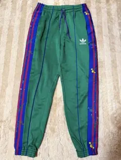 twice モモ着用adidas トラックパンツ 花柄 グリーン