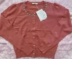 新品タグ付きアベニールエトワールパールビジュー付きサーモンピンクカーディガン36