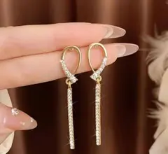 新品未使用 ゴールドフープ型クリスタルスティックバーピアス 女子力 エレガント