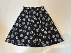 フレアスカート 黒と白の花柄