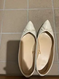 アイボリー ポインテッドトゥ フラットシューズ