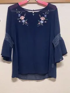 花柄刺繍トップス