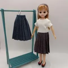 矢印模様のプリーツスカート