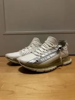 【美品】GIVENCHY スニーカー ホワイト　シルバーのサムネイル