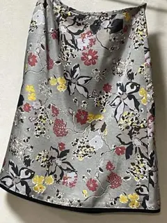 フラワープリントひざ丈スカート グレー