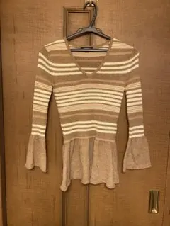 茶色と白色の Vネックニット　バーバリーロンドン