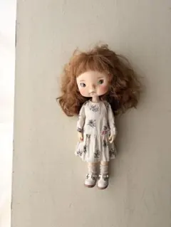 【ミディモンストサイズ】シンプルギャザーワンピ　花柄白　ブライスアウトフィット