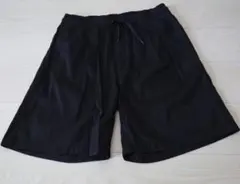 黒のリラックスフィットショートパンツ