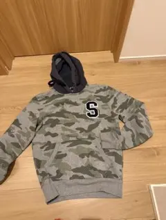 迷彩柄フード付きパーカー Sロゴ
