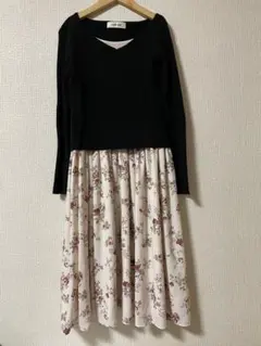 レッセパッセ　黒ニットと花柄ワンピース