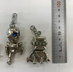 ロボット型メタルキーホルダー - メルカリ