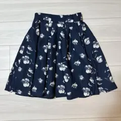 マジェスティックレゴン　花柄 フレアスカート ネイビーのサムネイル